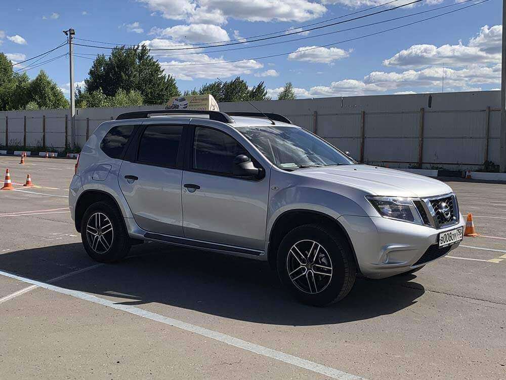 Nissan Terrano В008ОУ